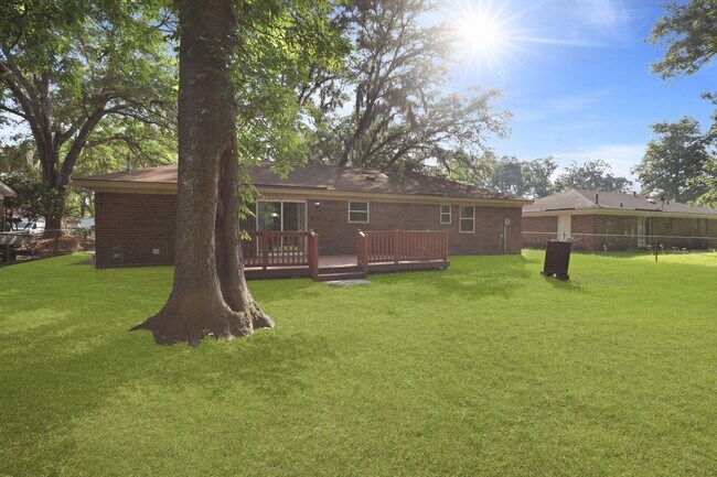 Building Photo - Settle Into Comfort in This Charming 3-Bedroom Home in Larchmont Estates