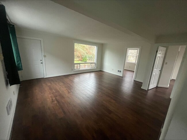 Building Photo - Charming home in a great neighborhood