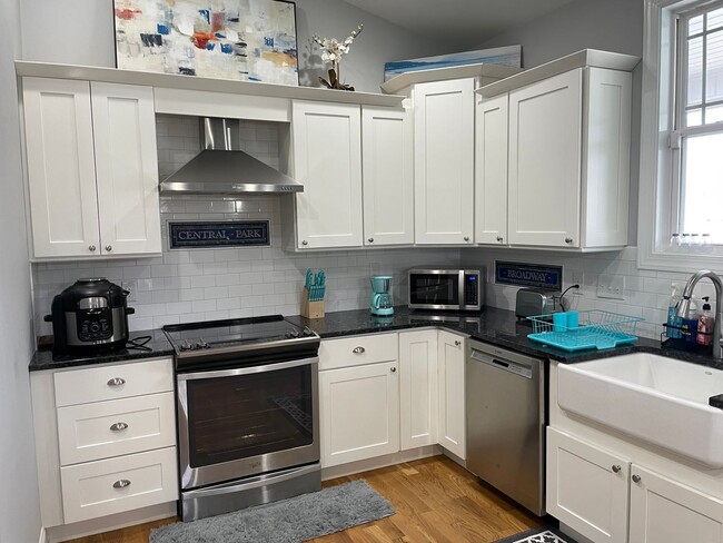 Building Photo - OFF-SEASON MONTHLY RENTAL - ESCAPE THE WINTER MONTHS!!!