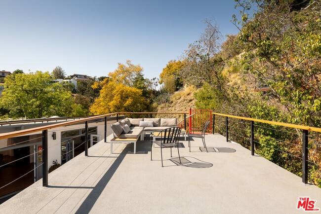 Building Photo - 7107 Pacific View Dr