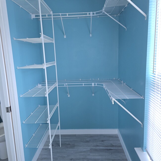 Primary closet - 4007 Longbow Ct