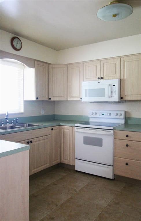 Building Photo - 4135 Deerfield Dr