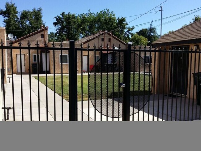 Building Photo - Modesto 2 Bedroom 1 Bathroom Town Home