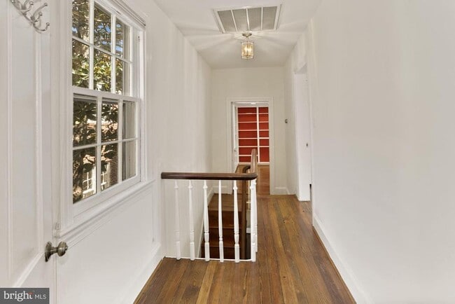 Building Photo - 1537 33rd St NW