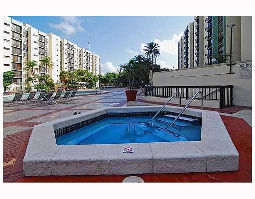 Jacuzzi - 17011 N Bay Rd