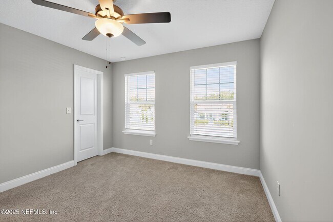 Building Photo - 244 Daydream Ave