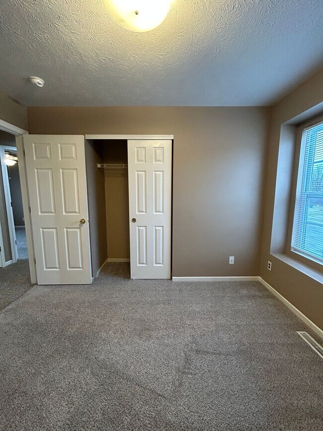 Building Photo - Spacious Split Level Living in Millard with a Backyard You’ll Love
