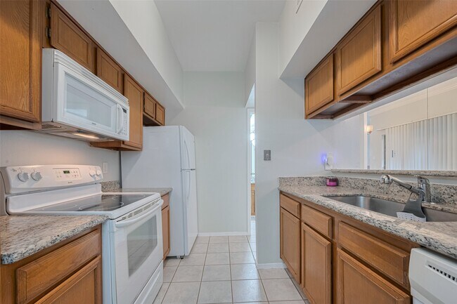 Building Photo - 2025 Augusta Dr