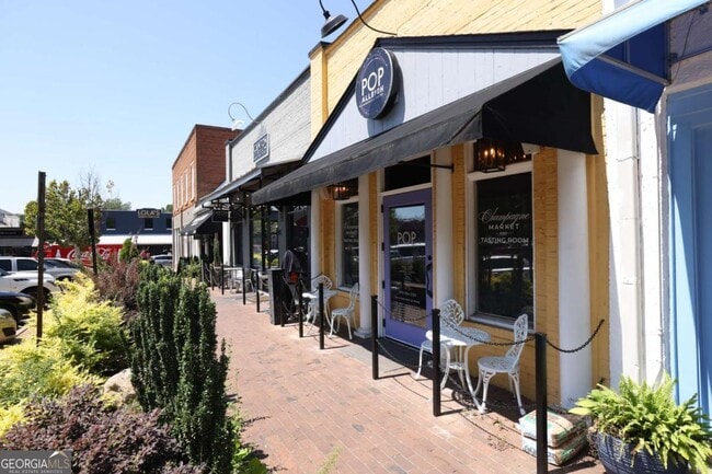 Building Photo - 190 Thompson Pl