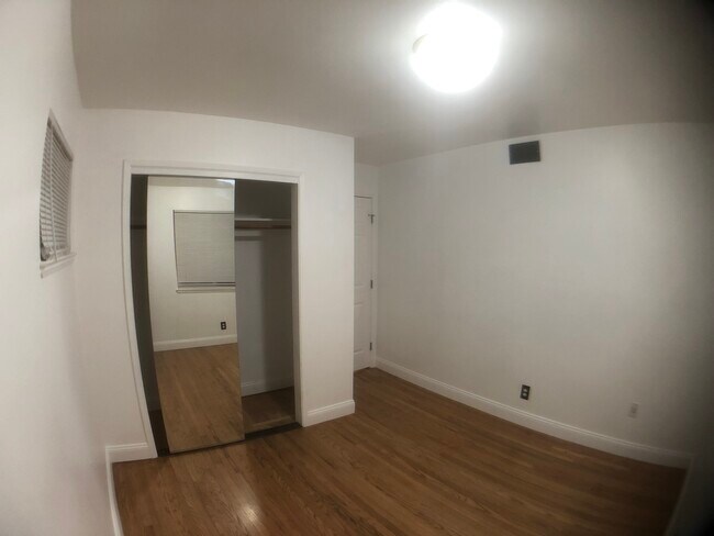 Building Photo - 906 Sycamore Ln