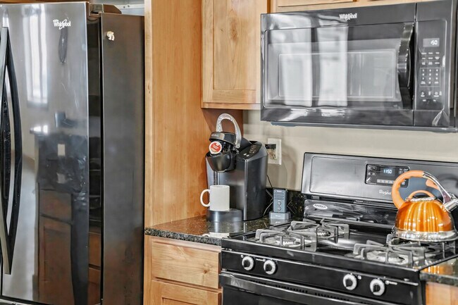 Building Photo - 301 E Walnut St