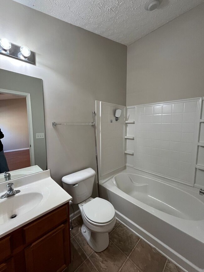 Building Photo - 2 Bedroom/ 2.5 Bath Townhome with 1 Car Garage, Laminate Floors, Minutes to Bellevue and Nashvill...