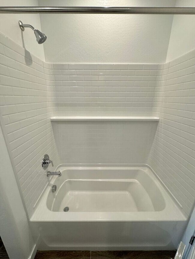 Building Photo - MOVE IN SPECILAS!! HALF MONTH RENT FREE!! ...