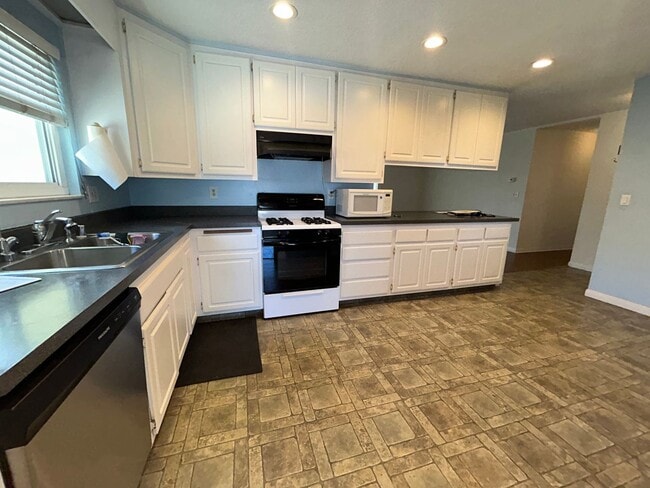 Building Photo - 4 Bed / 2 Bath Home for Rent in Huntington Beach