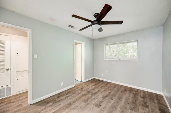 Building Photo - 838 N Meadows Dr