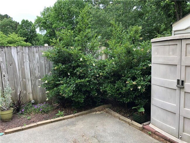 Building Photo - 2 Bed/2.5 Bath townhome - great Doraville ...