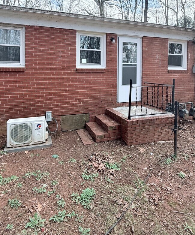 Building Photo - 1490 John Chapman Rd