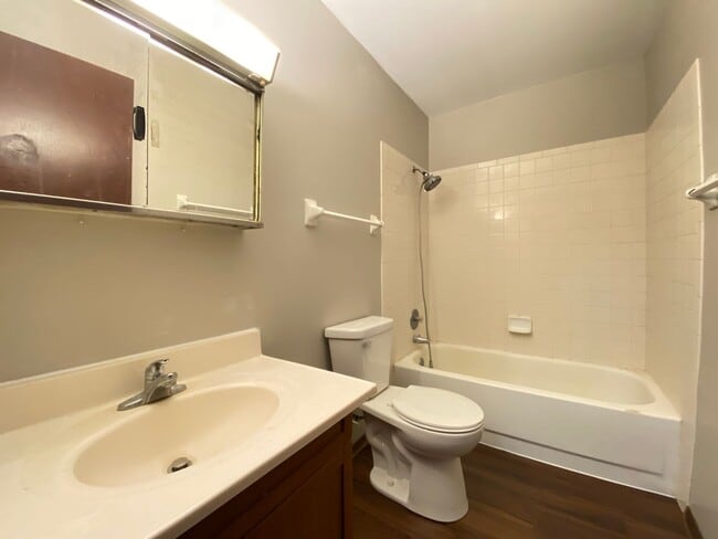 Building Photo - 2 Bedroom Duplex In Chesterton