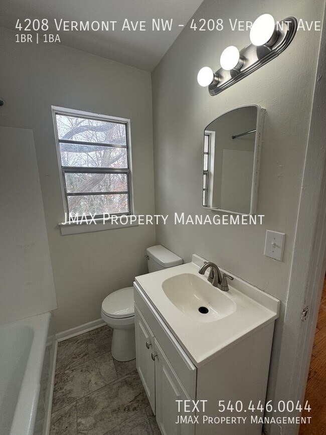 Building Photo - 4208 Vermont Ave NW