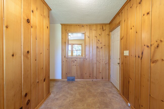 Building Photo - Must see home in mendota heights, huge lot...