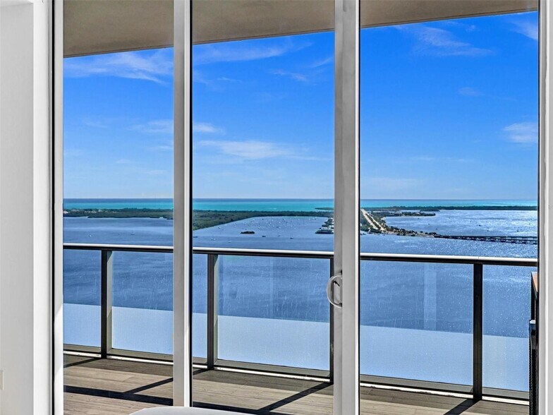 Building Photo - 1300 Brickell Bay Dr