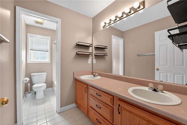 Building Photo - Spacious 5BR Home with Bonus Room & Private Backyard in Stockbridge