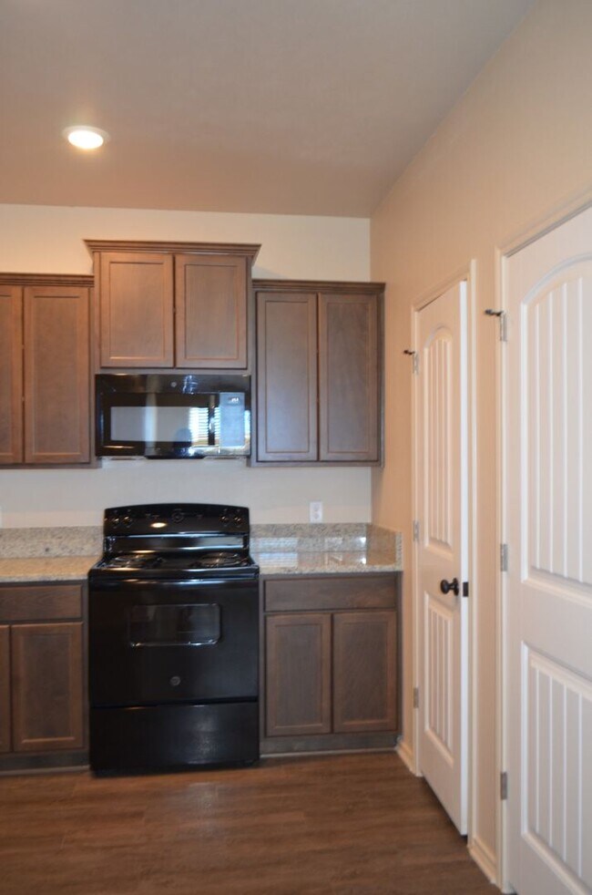 Building Photo - 1021 Cline Dr