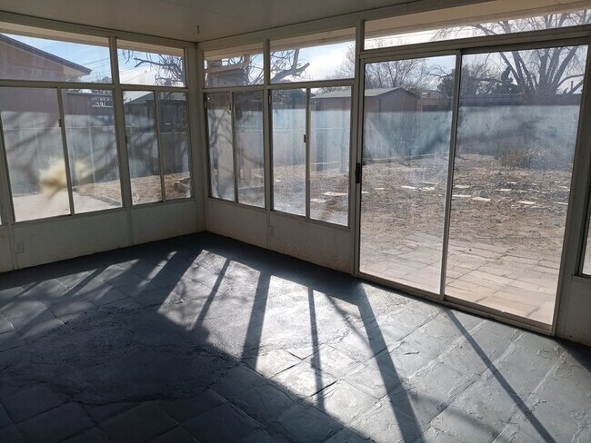 Building Photo - Charming 4-bedroom, 2-bathroom! Showings available NOW!