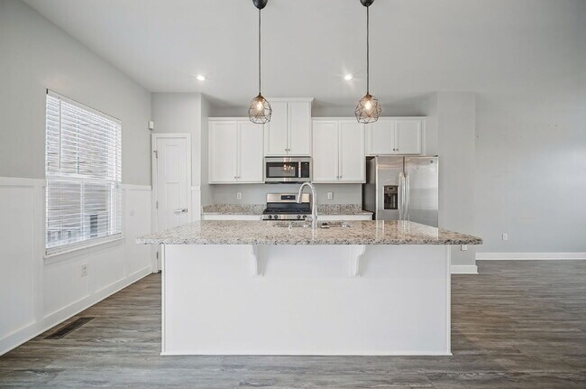 Building Photo - Luxurious 3-bedroom 2.5 bath townhome with Garage in Chesapeake