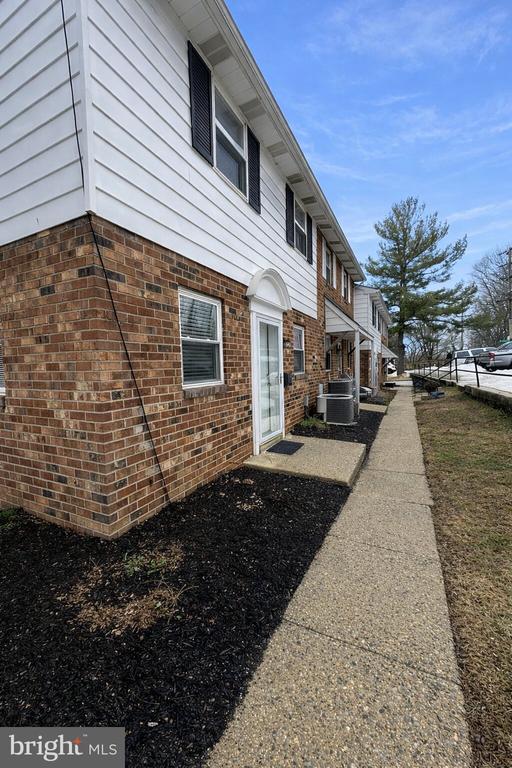 Building Photo - 605 W Market St