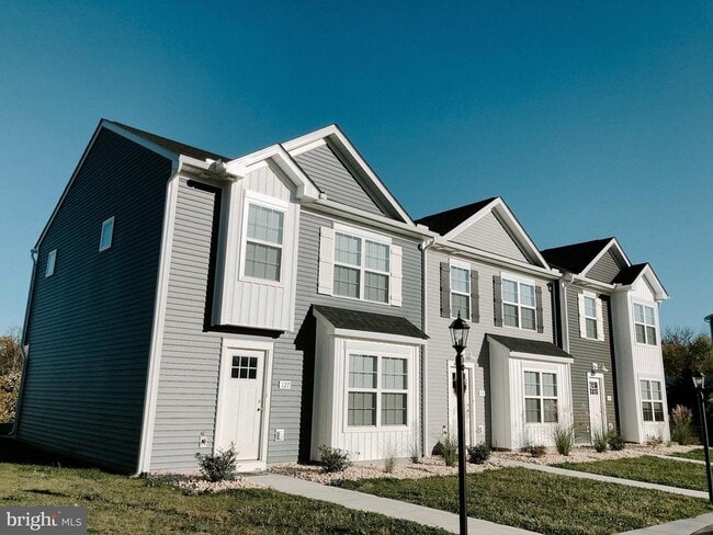 Building Photo - 127 BALSAM Ln