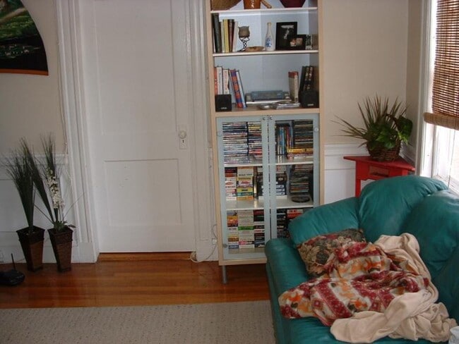 Building Photo - Pets-Friendly, Porch, Laundry on a Site, Parking for Rent, Yard