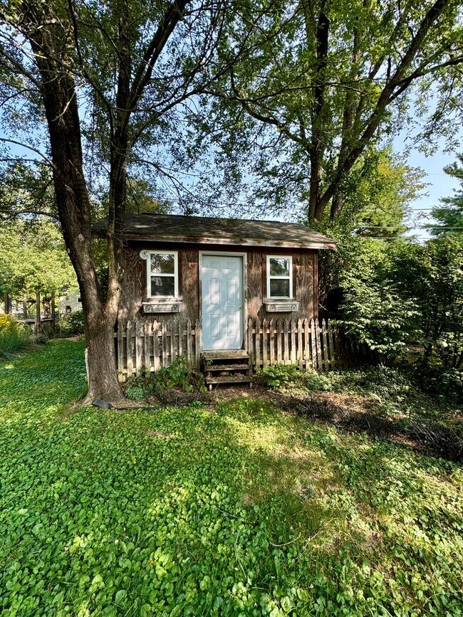 Building Photo - Quaint Cottage steps Away From VT Campus