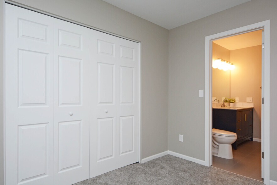 Building Photo - 2838 Kenwood Isles Dr