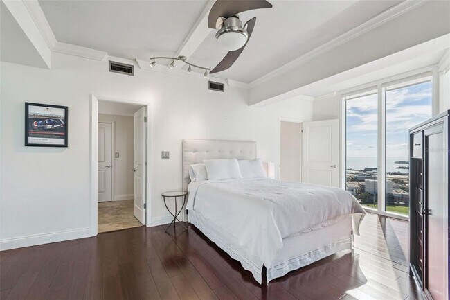 Building Photo - 1 Beach Dr SE