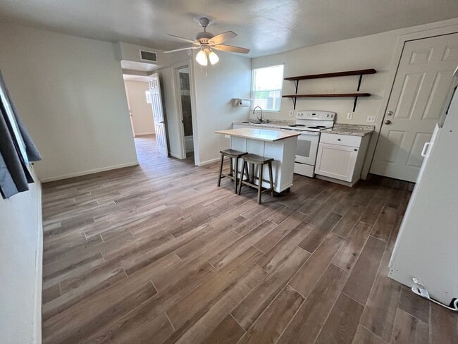 Building Photo - Spacious 1BR Guest House in Blenman-Elm – ...