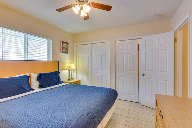 Building Photo - 412 NE 4th Ave