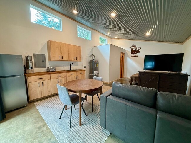 Building Photo - Furnished Modern Home for Rent – 2 Bedroom...