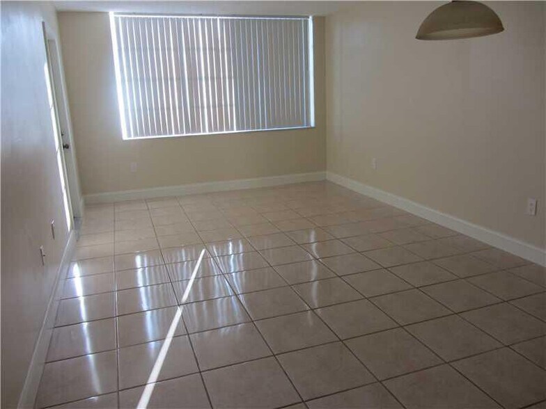 Building Photo - 9410 Tangerine Pl