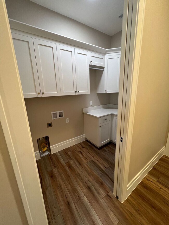 Building Photo - Beautiful 4 Bedroom, 4 Bathroom Home in Th...