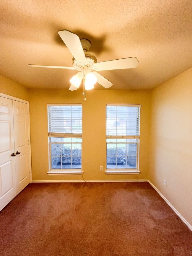 Building Photo - Available NOW!!!! Open floor plan features...