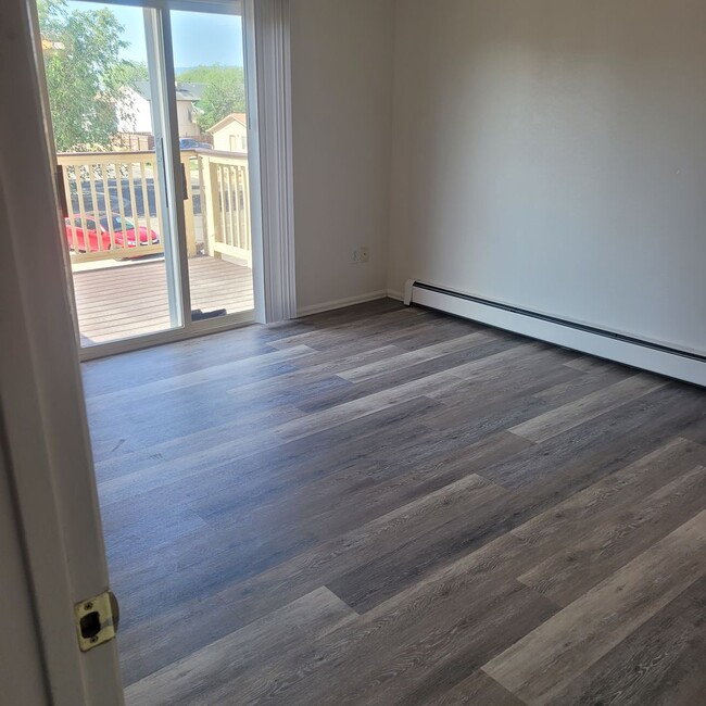 Building Photo - 3 Bed 2 bath upstairs unit