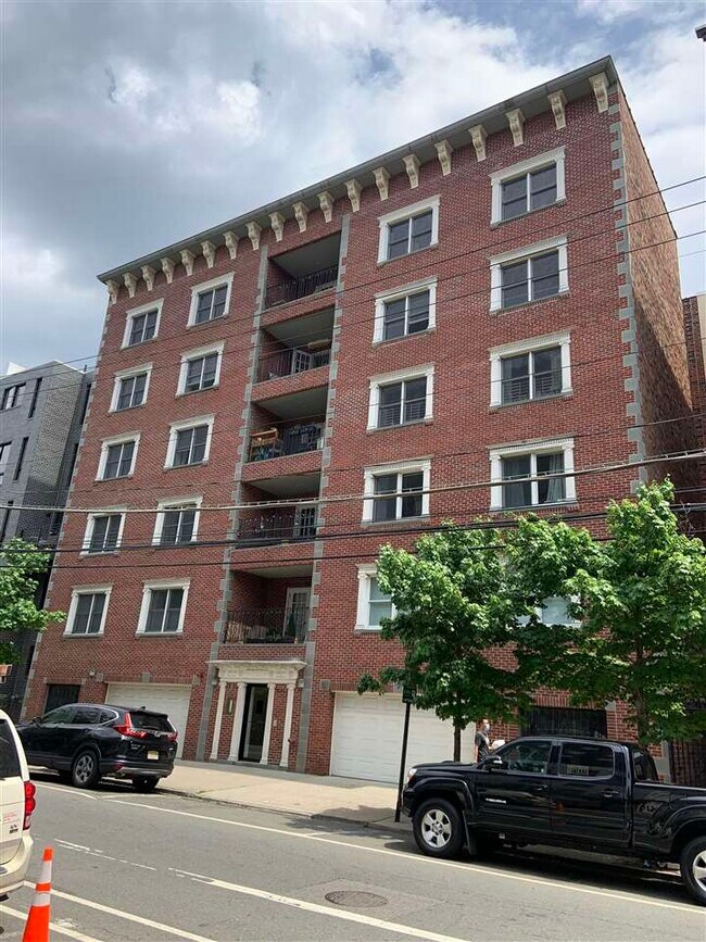 Primary Photo - 1031 Clinton St