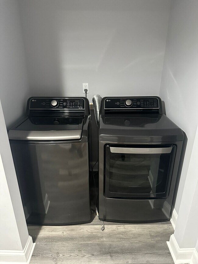 Building Photo - 407 N Lakewood Ave