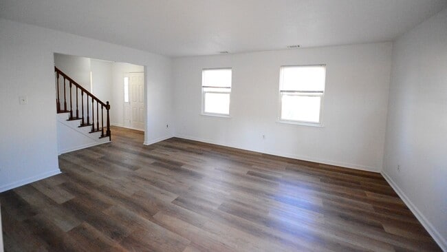 Building Photo - 6 Bedrooms-Little Neck Area