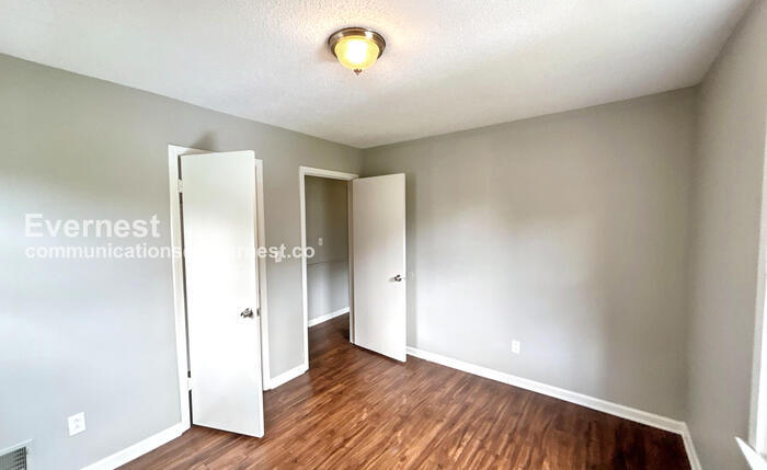 Building Photo - 1437 Highland Dr