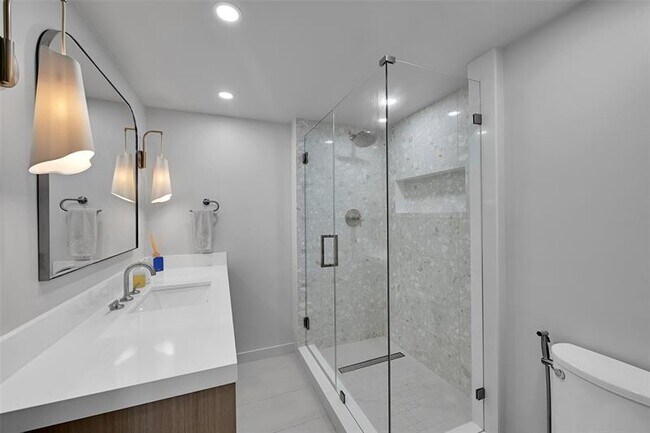 Building Photo - 525 N Ocean Blvd