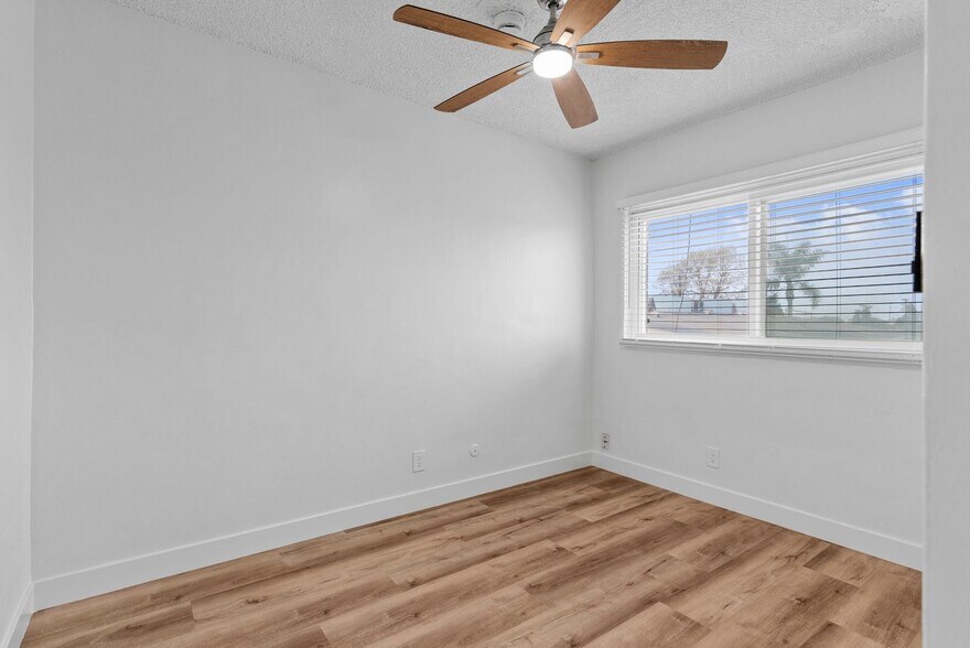 Building Photo - 112 E Buckthorn St