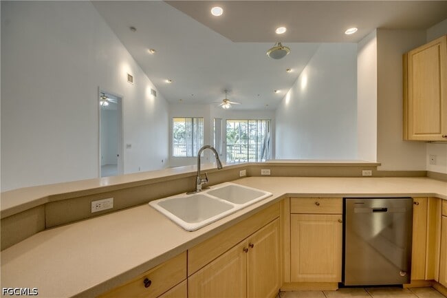 Building Photo - 15250 Riverbend Blvd