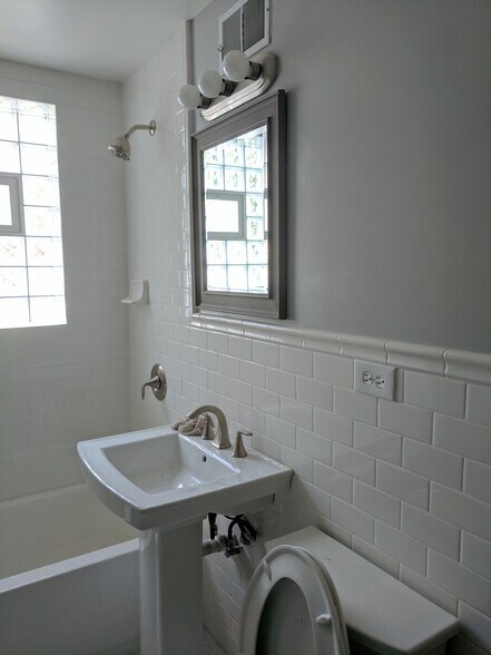 Bathroom - 3457 N Lowell Ave